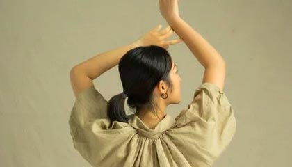 德甲对抗，沙尔克04与多特蒙德1-1平局争夺，攻防转换流畅