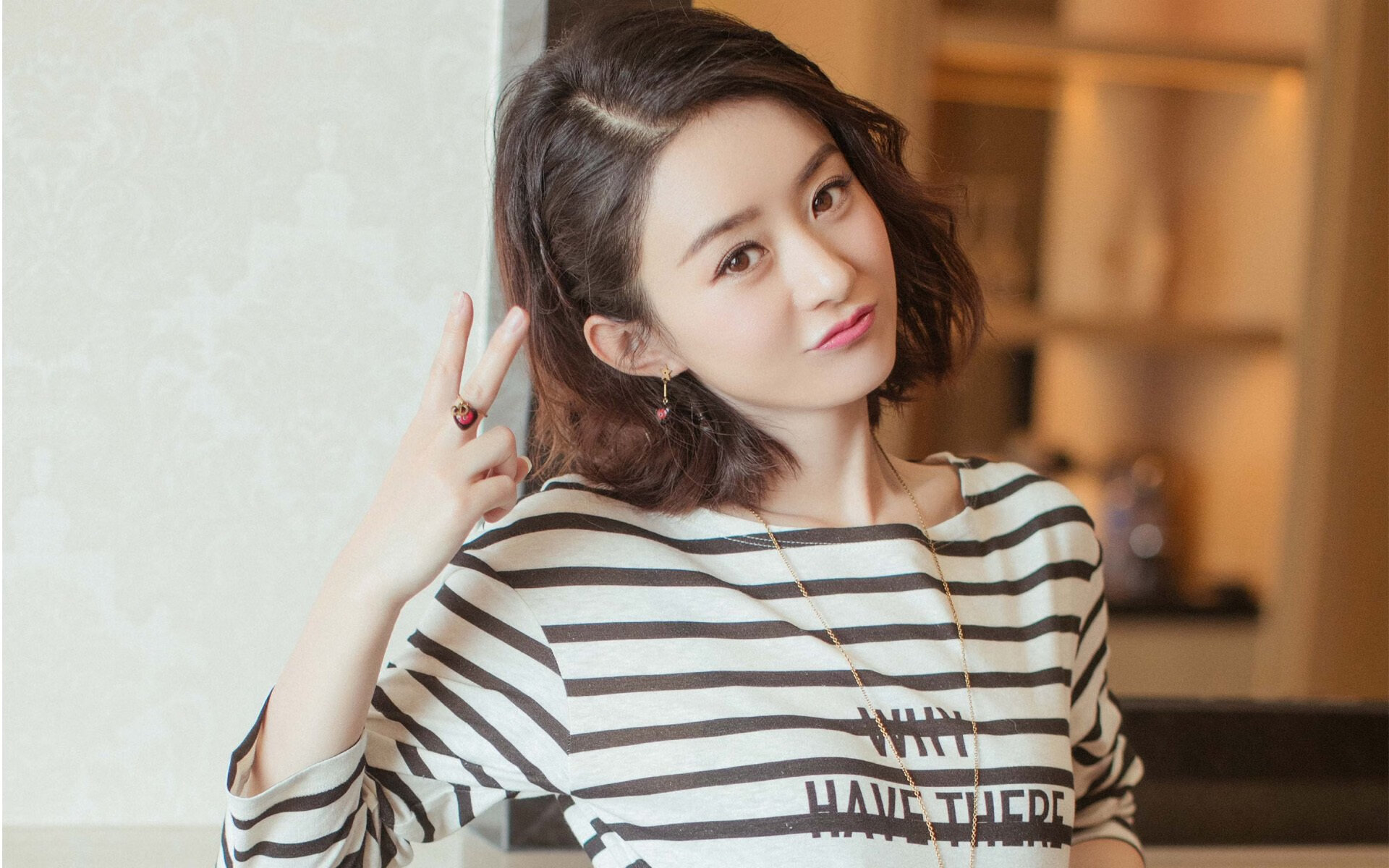 瑞士替补席自带小木屋取暖，观众羡慕疯了，瑞士小木屋在哪个城市